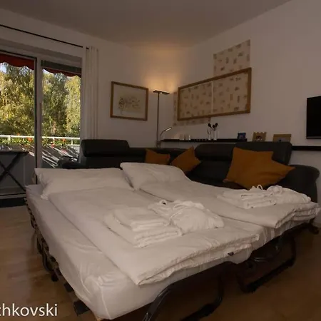 Apartment Bahnhofsnahe, Ruhige Und Sonnige 2 Zimmerwohnung Im Dichterviertel *